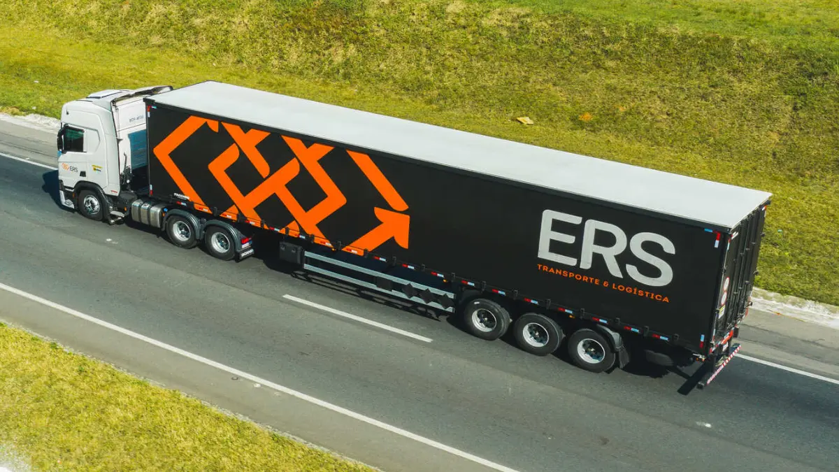 Caminhão da frota da empresa ERS Transportes