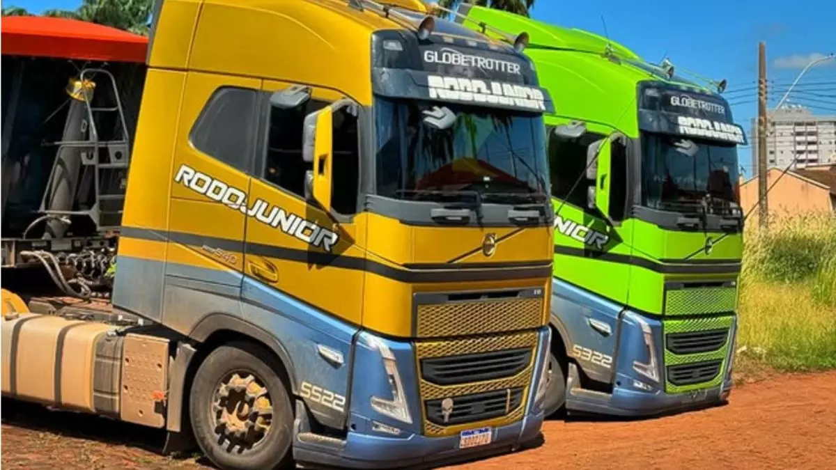 A foto mostra duas carretas da RodoJunior Transportes