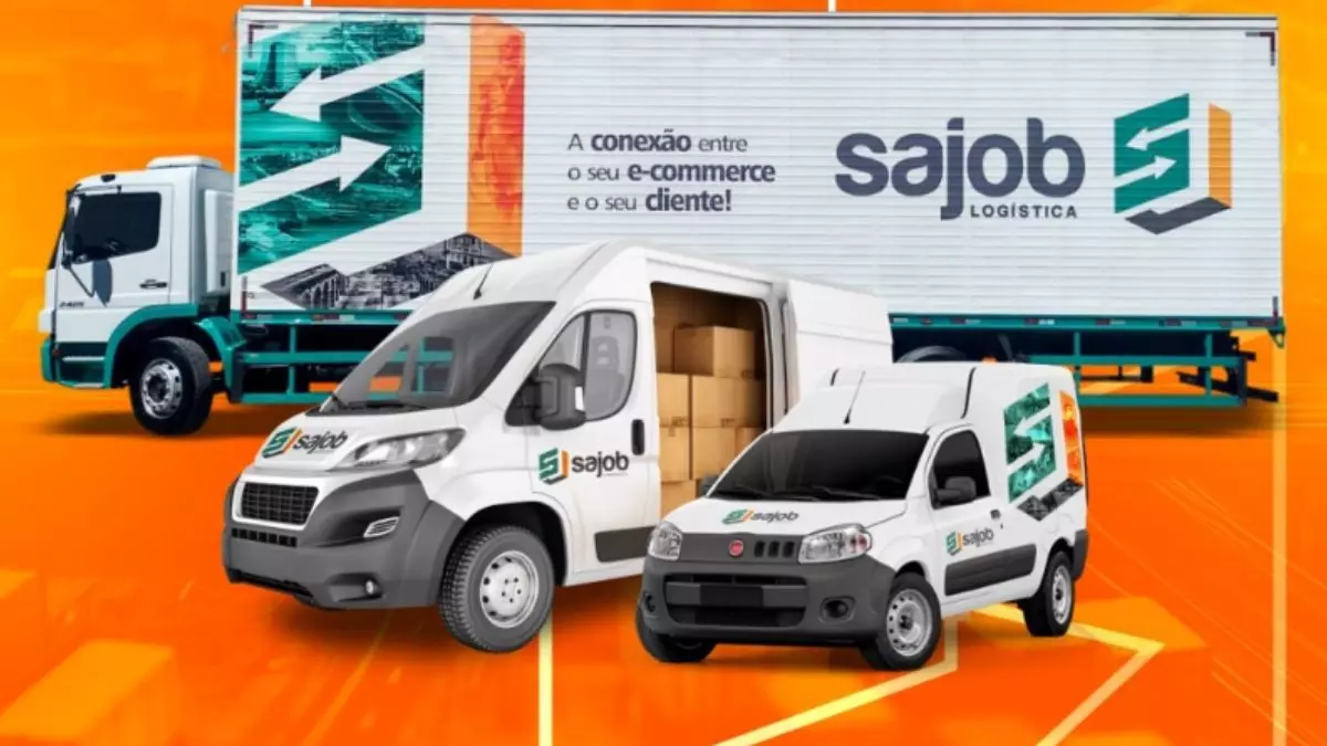 A foto mostra uma frota de veículos da Sajob Logística