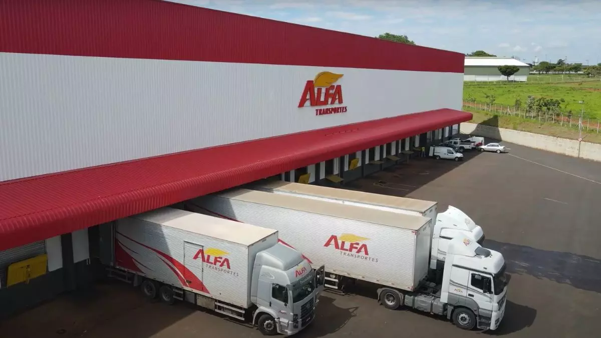 A foto mostra uma frota de caminhões da Alfa Transportes