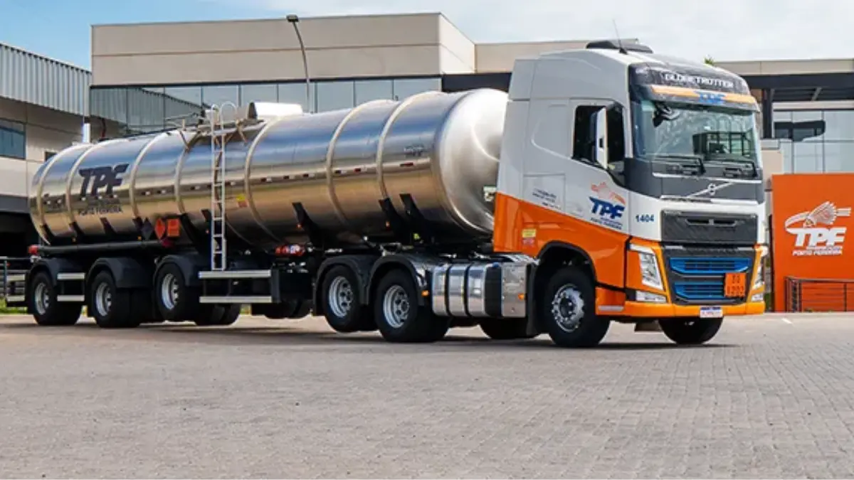 Caminhão da frota da empresa TPF
