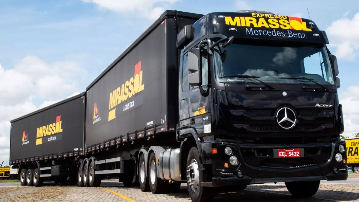 A foto mostra uma carreta bitrem do Grupo Mirassol