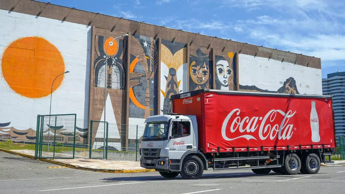 A foto mostra um caminhão da Solar Coca-Cola