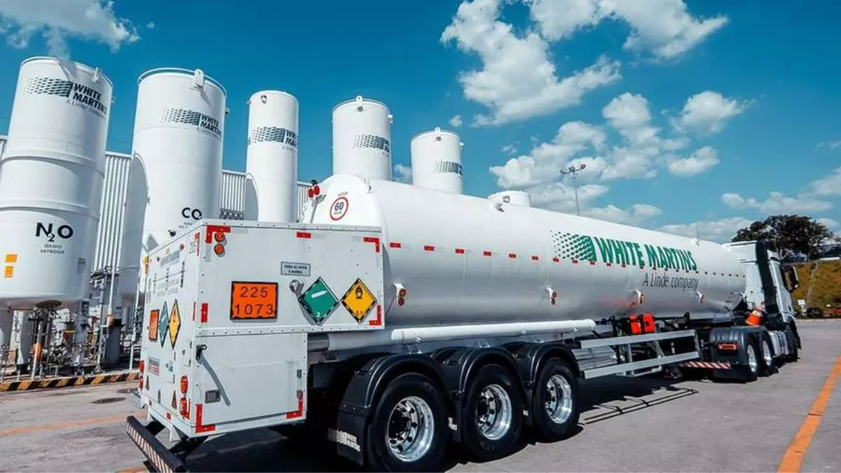 A foto mostra uma carreta da White Martins