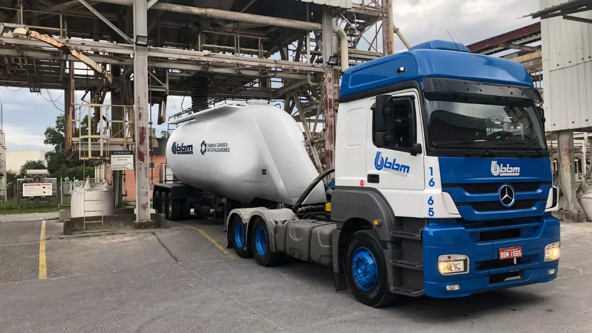 A foto mostra uma carreta da BBM logística