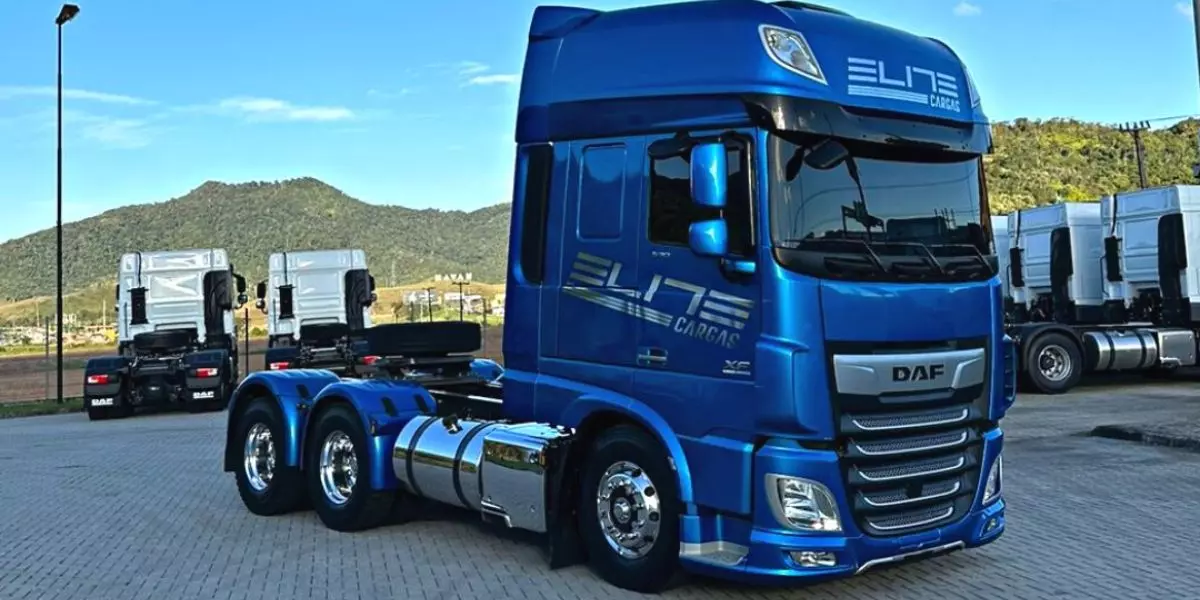 A foto mostra um caminhão da Elite Cargas