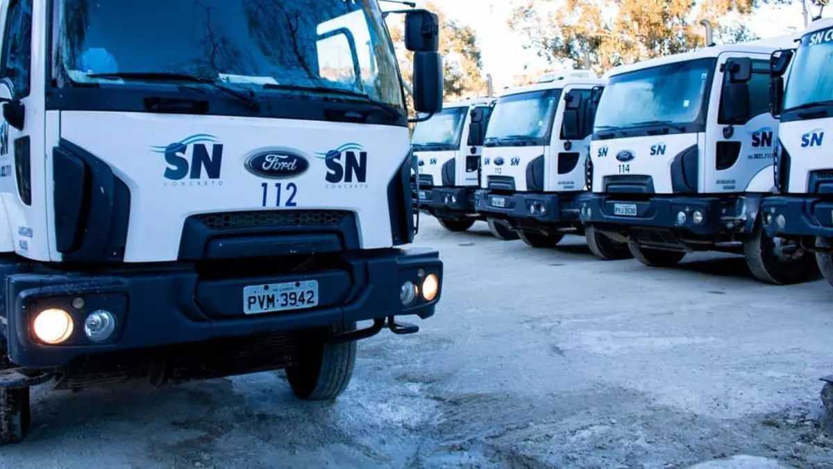 A foto mostra uma frota de caminhões do Grupo SN