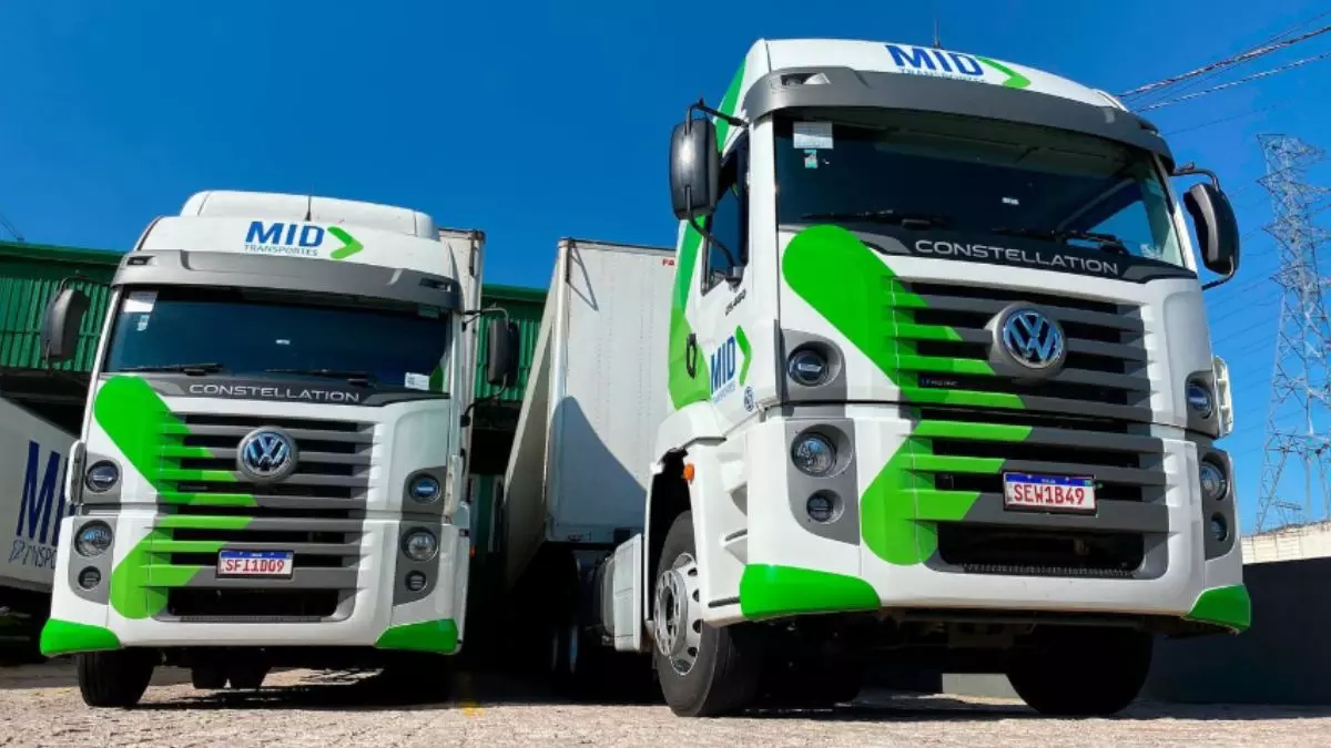 A foto mostra 2 carretas da MID Transportes