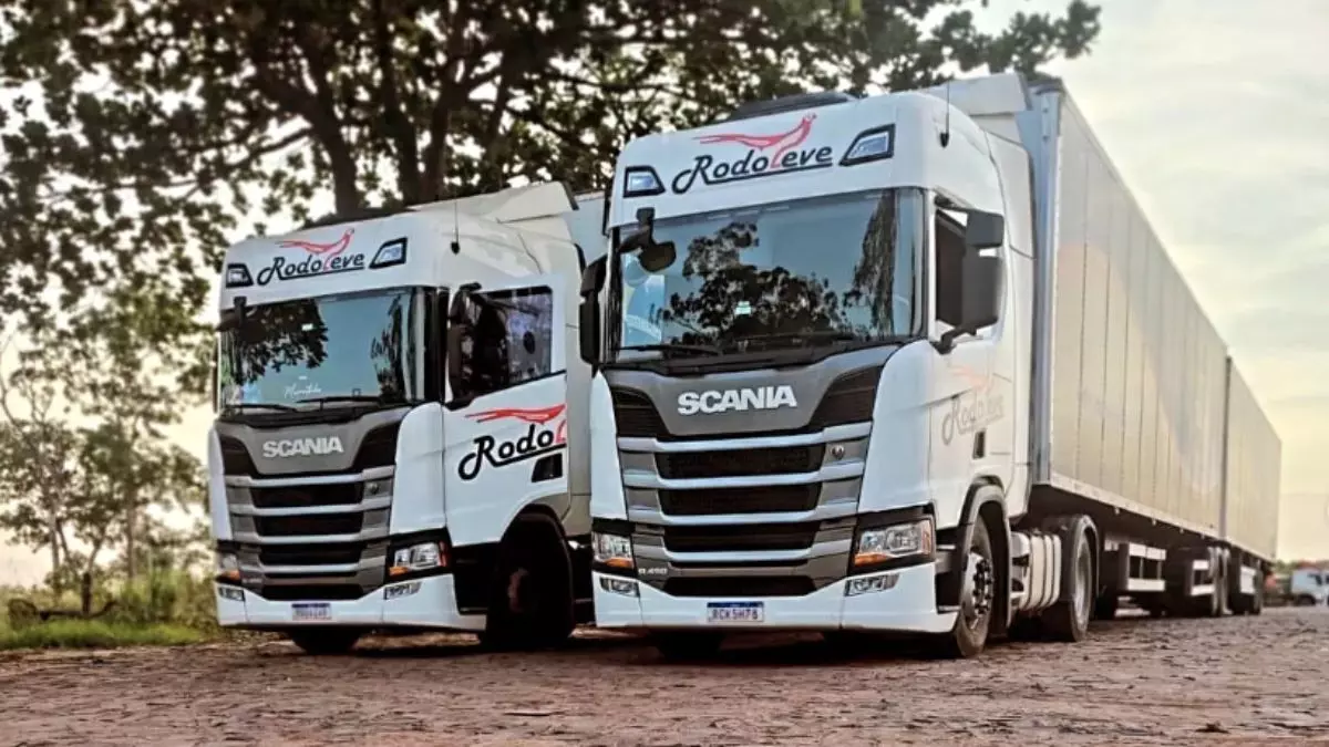 A foto mostra duas carretas da Rodoleve Transportes