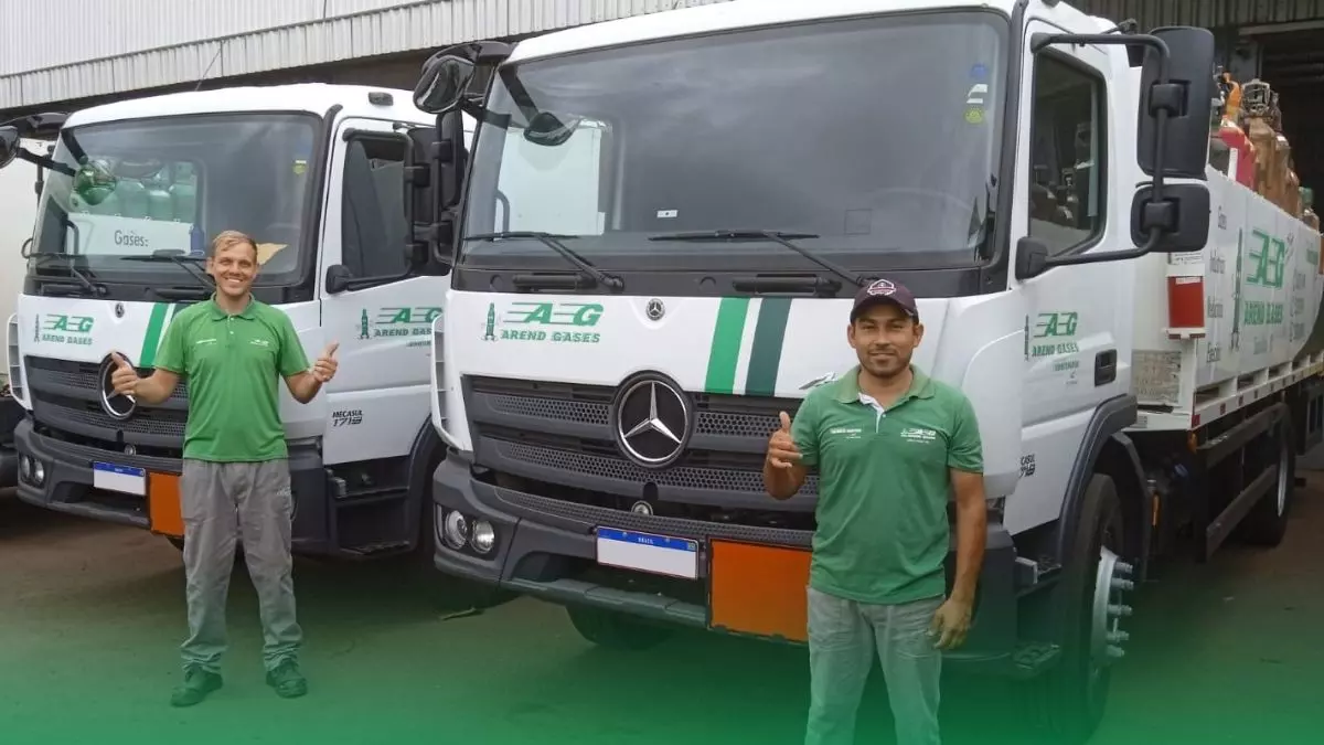 A foto mostra dois motoristas e dois caminhões da Arend Gases