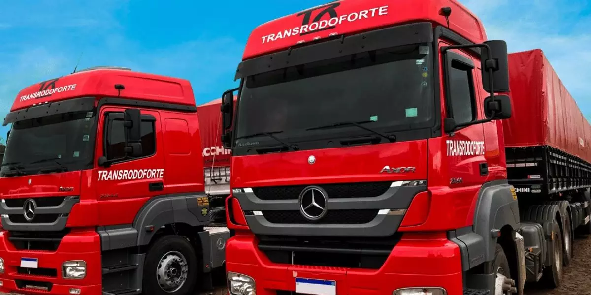 A foto mostra dois caminhões da TransRodoforte