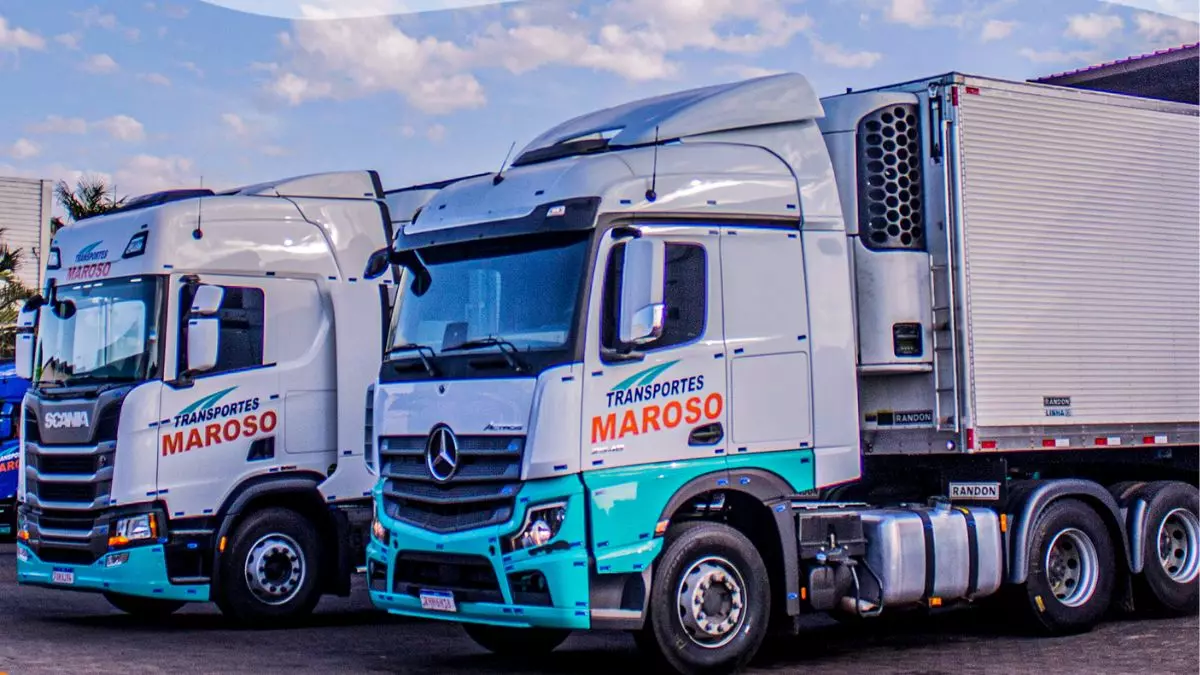 A foto mostra duas carretas da Transportes Maroso