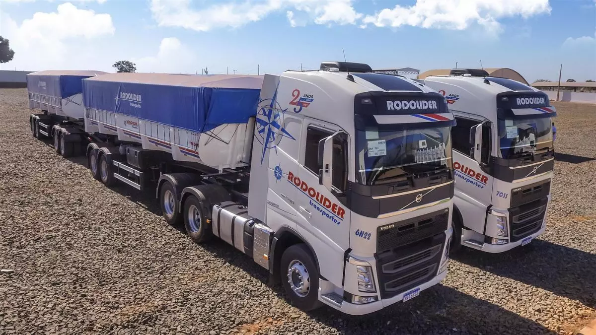 A foto mostra duas carretas da Rodolider Transportes