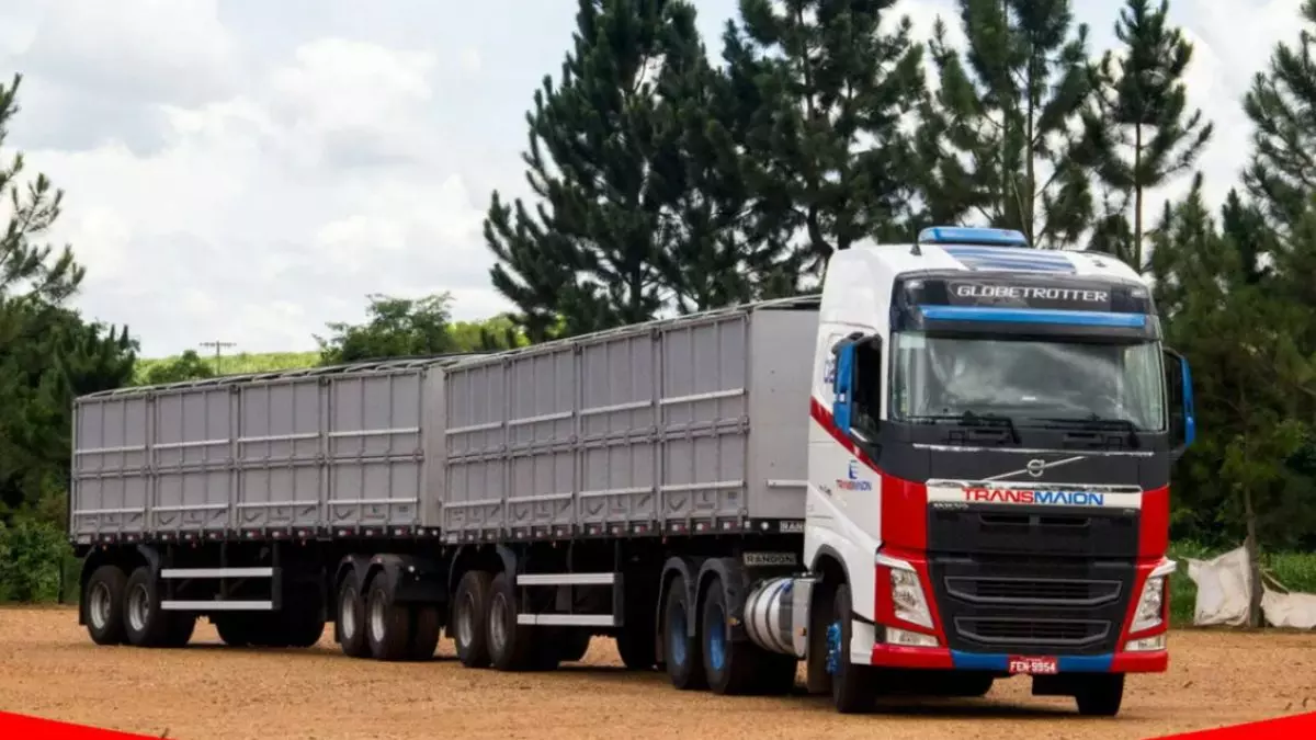 A foto mostra um rodotrem da Transmaion