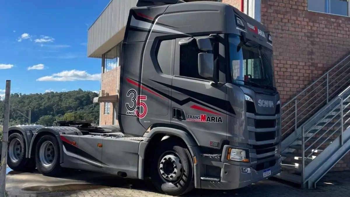 A foto mostra um caminhão da TransMaria