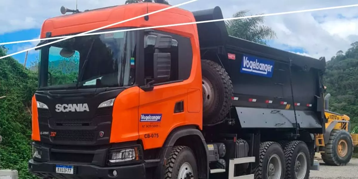 A foto mostra 1 caminhão basculante da Britagem Vogelsanger