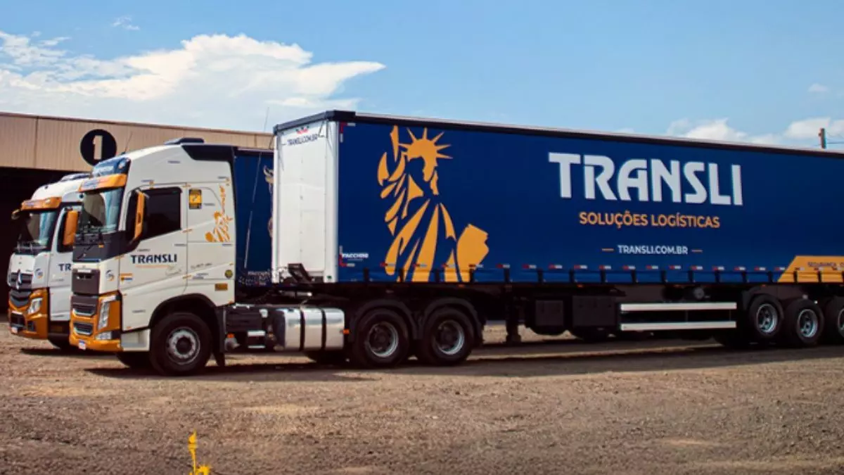 A foto mostra uma carreta da Transli Logística