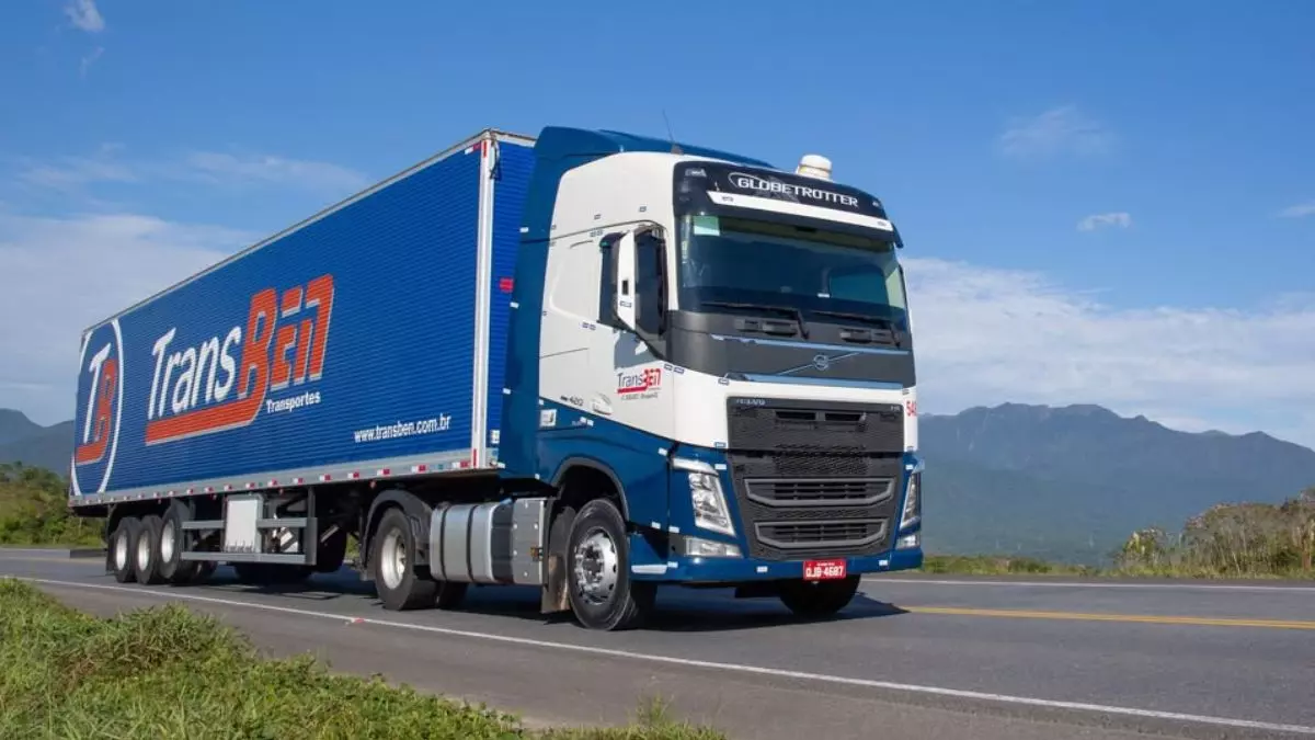 A foto mostra uma carreta da Transben Transportes