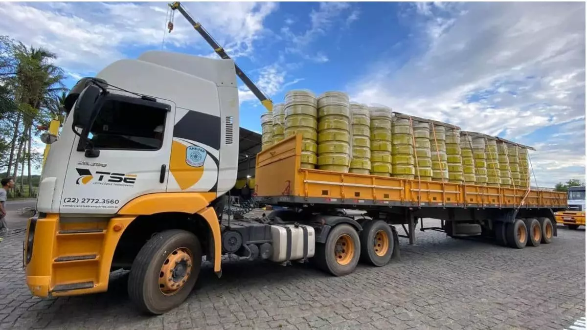 A foto mostra uma carreta da TSE Locações e Transportes