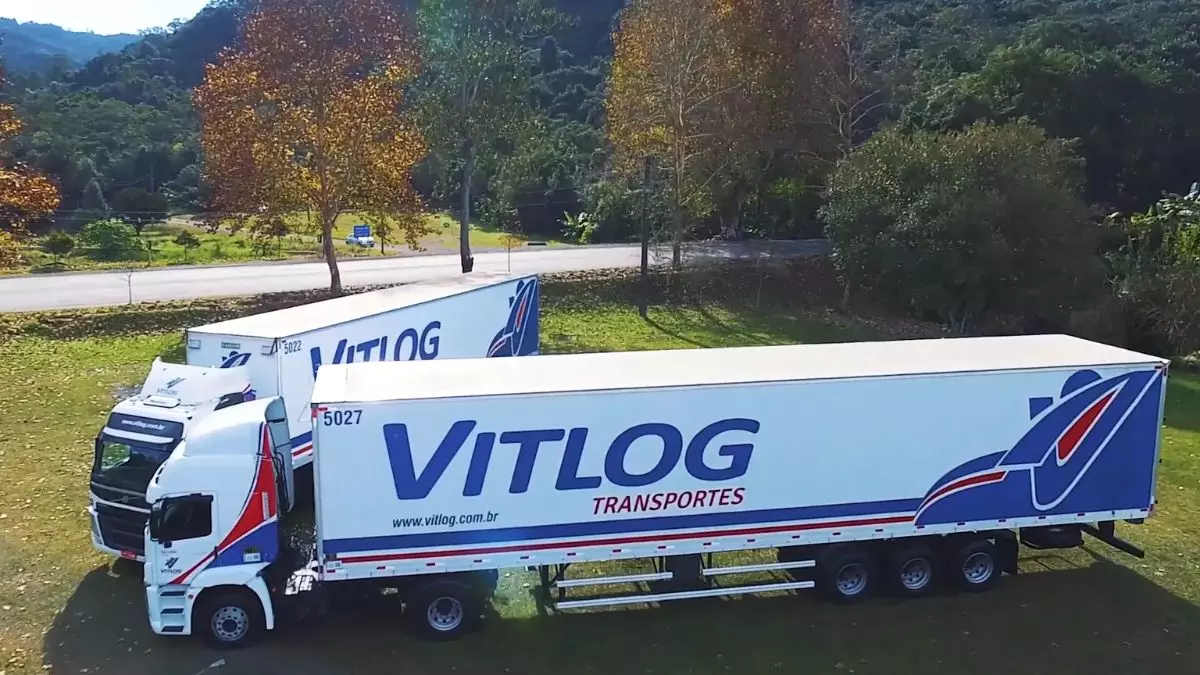 A foto mostra duas carretas da Vitlog Transportes