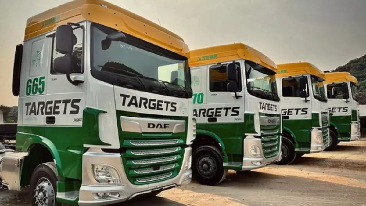 A foto mostra uma frota de caminhões da Targets Transportes