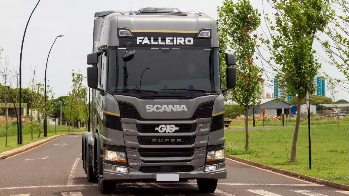 A foto mostra um caminhão da Falleiro Transportes