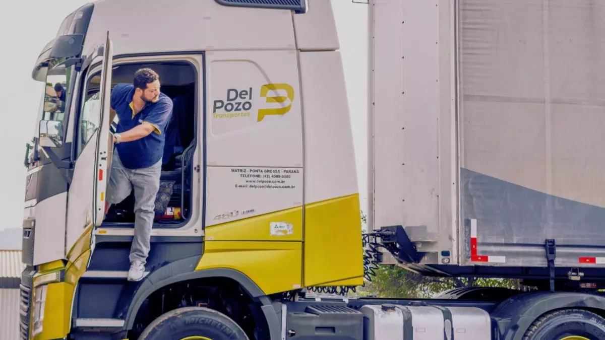 A foto mostra uma carreta e um motorista da Del Pozo Transportes