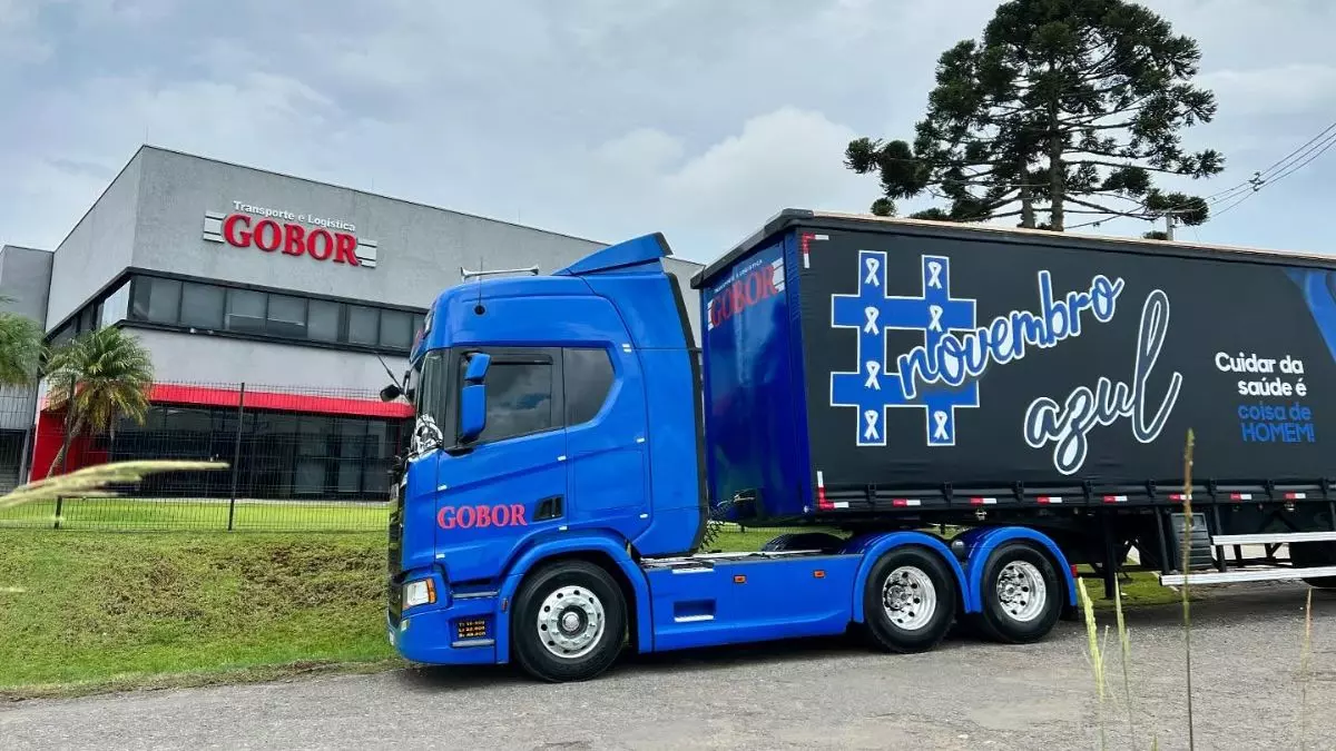 A foto mostra uma carreta da Gobor Transporte e Logística