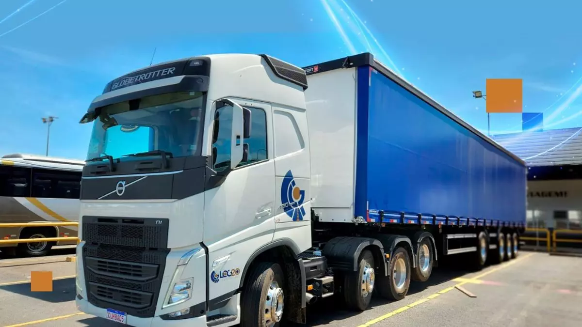 A foto mostra uma carreta da Log20 Logística