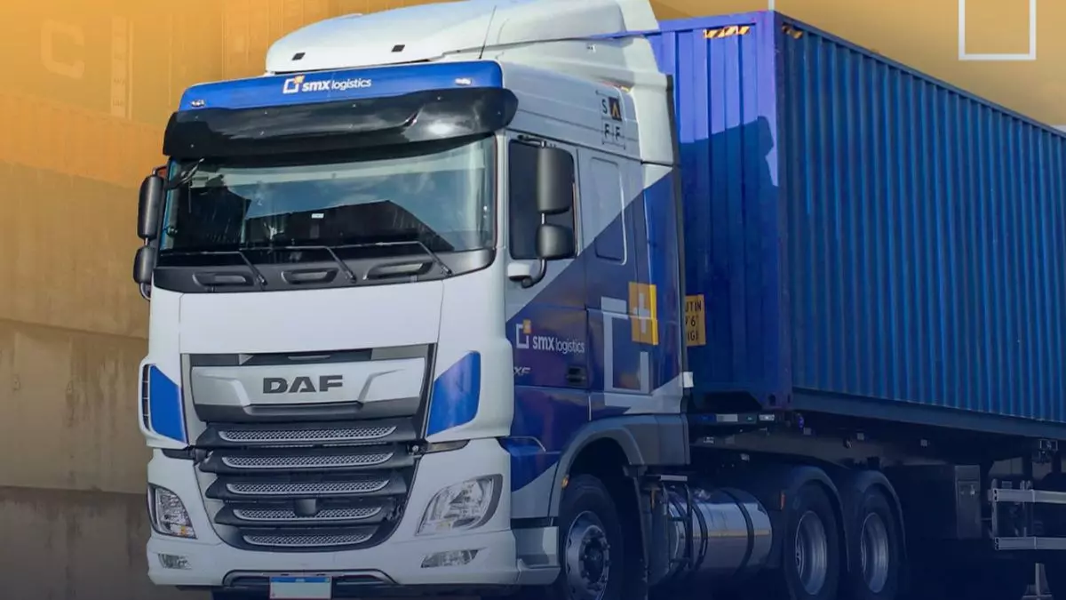 A foto mostra uma carreta da SMX Logistics