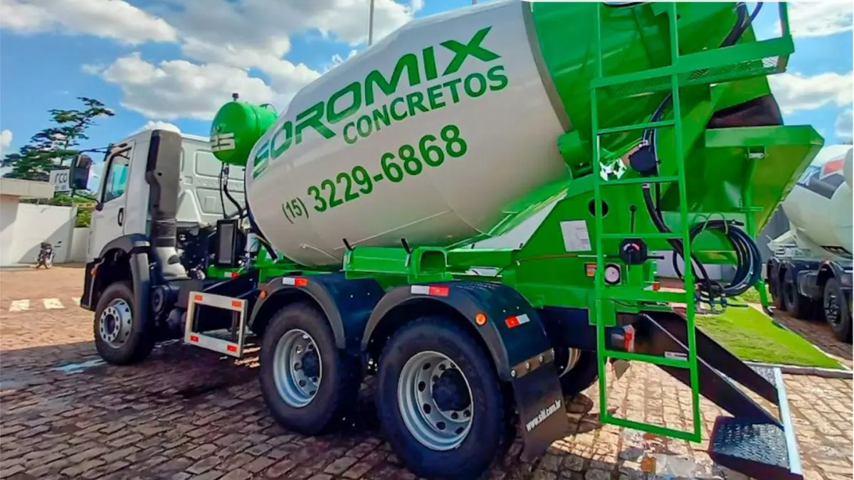 A foto mostra um caminhão betoneira da Soromix Concretos