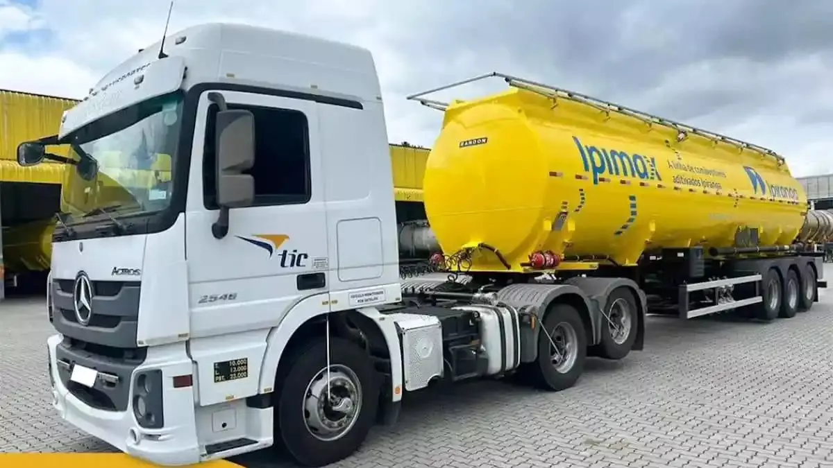 A foto mostra uma carreta da Tic Transportes