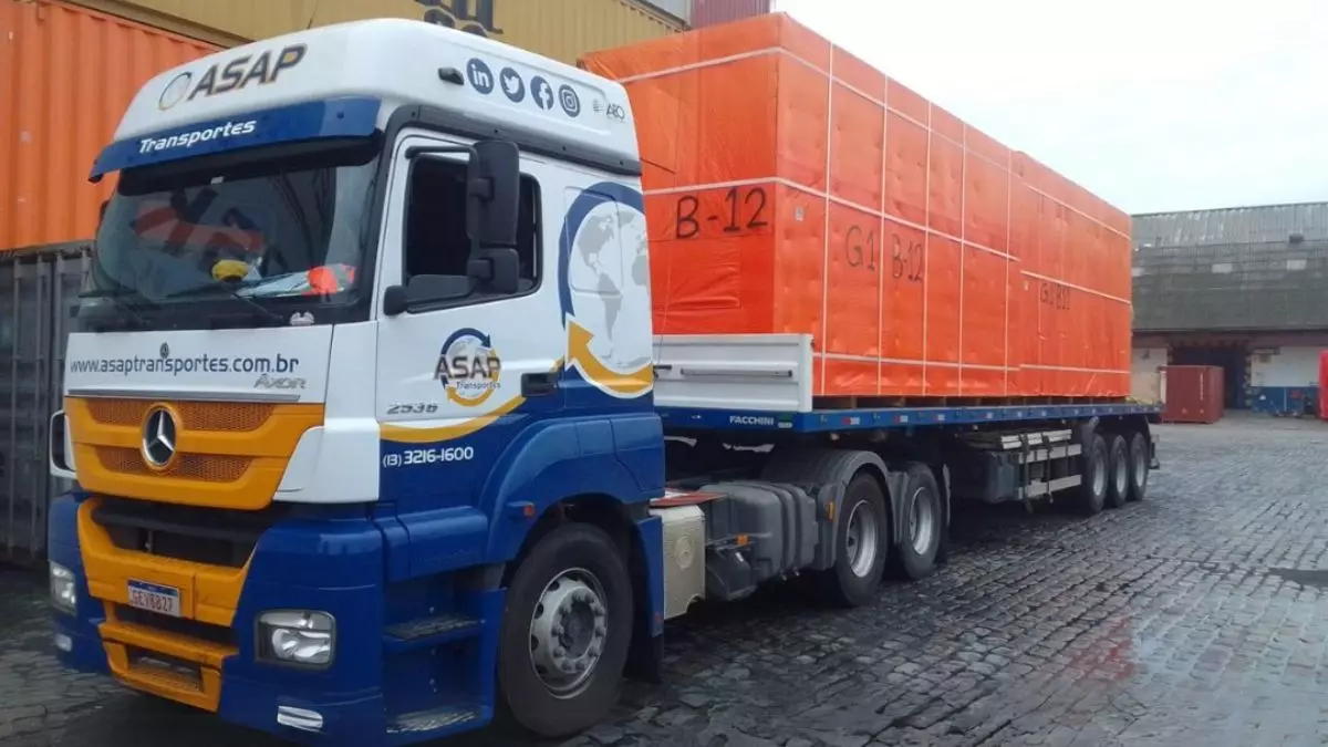A foto mostra uma carreta da ASAP Transportes