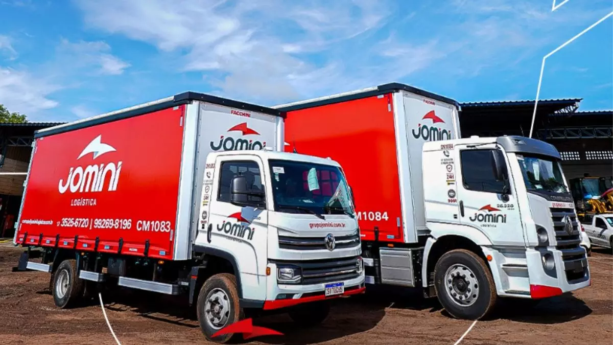 A foto mostra dois Trucks do Grupo Jomini