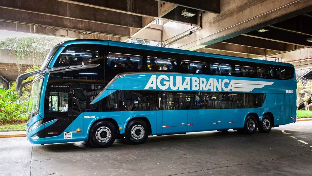 A foto mostra um ônibus da Viação Águia Branca