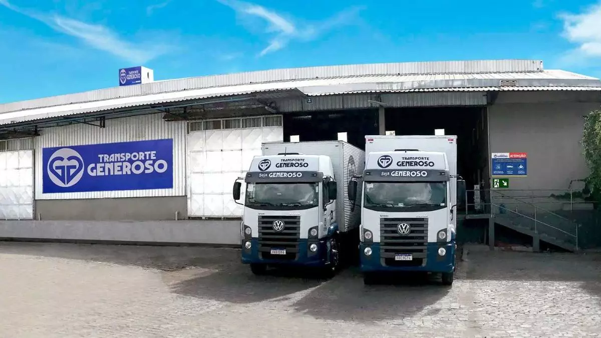 A foto mostra dois caminhões da Transporte Generoso