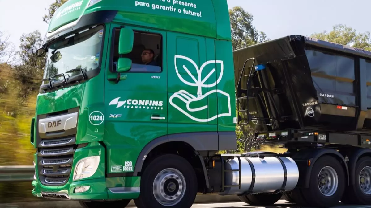A foto mostra uma carreta da Confins Transportes