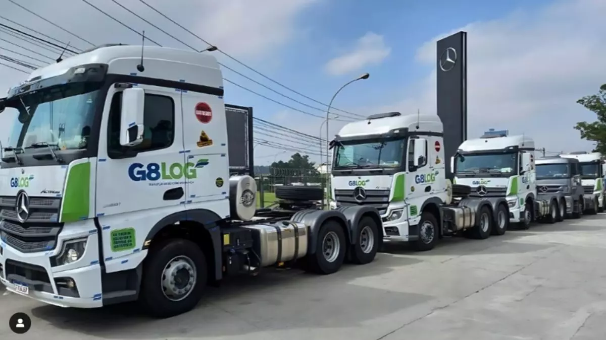 A foto mostra uma frota de caminhões da G8 Log Transportes