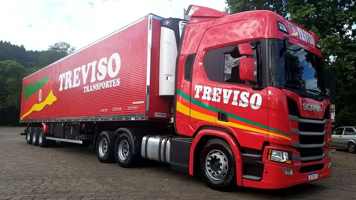 A foto mostra uma carreta da Treviso Transportes