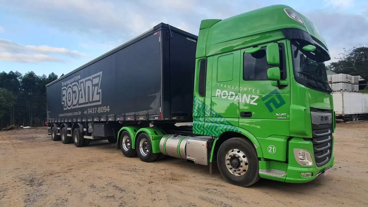 A foto mostra uma carreta da Transportes Rodanz