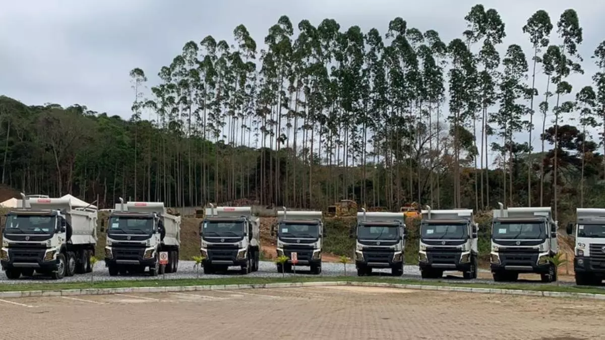 A foto mostra uma frota de caminhões da R&D Mineração e Construção