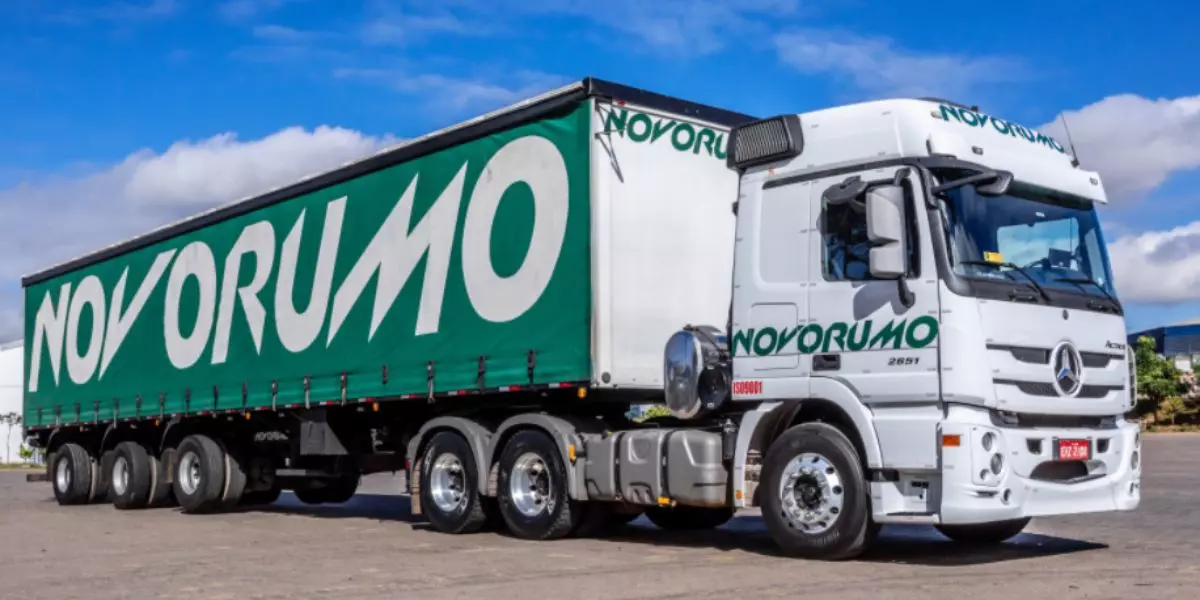 A foto mostra uma carreta da Novorumo Transportes