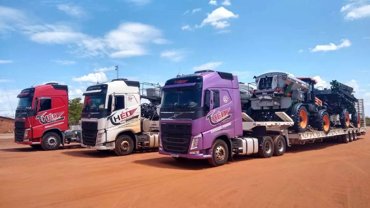 A foto mostra 3 carretas da Théo Transportes