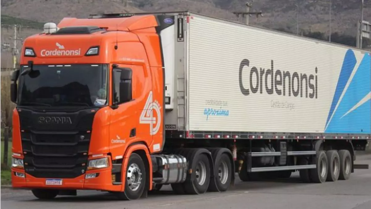 A foto mostra uma carreta da Cordenonsi