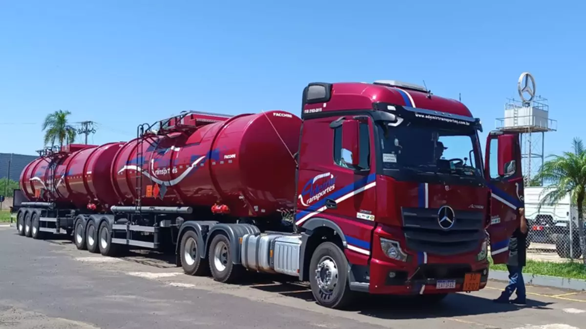 A foto mostra uma carreta Ademir Transportes