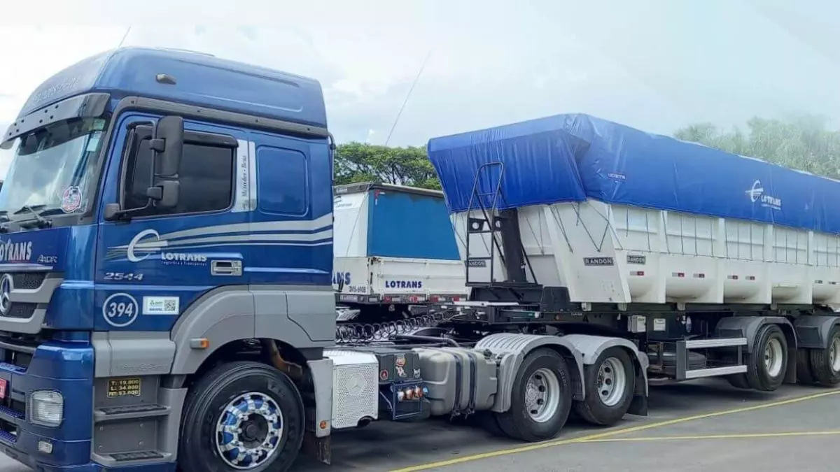 A foto mostra uma carreta da Lotrans