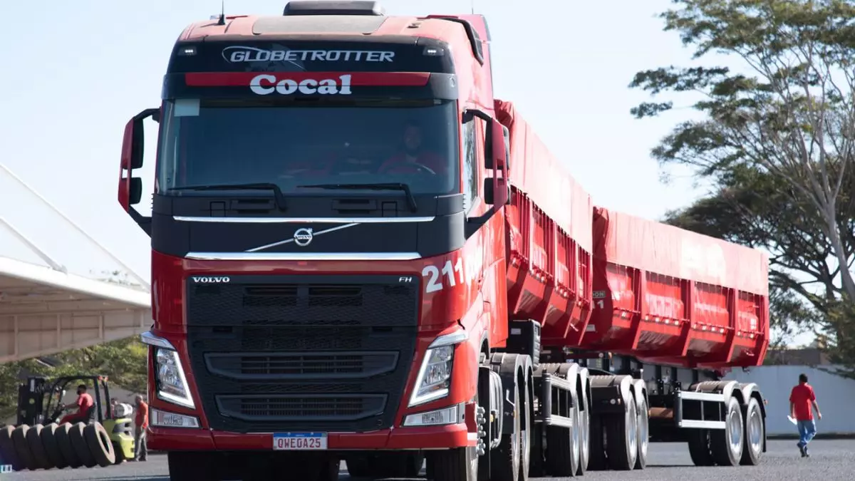 A foto mostra uma carreta da Cocal Transportes