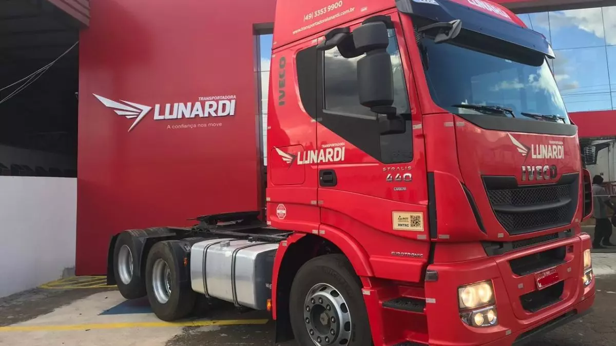 A foto mostra um caminhão da Transportadora Lunardi