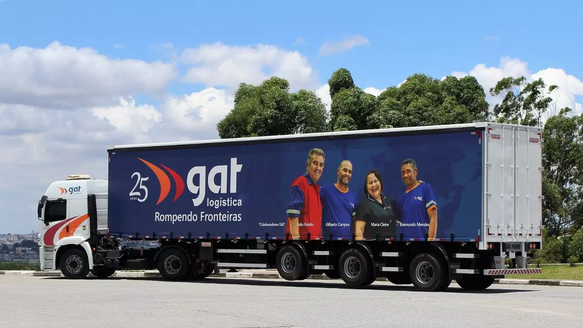 A foto mostra uma carreta da GAT Logística