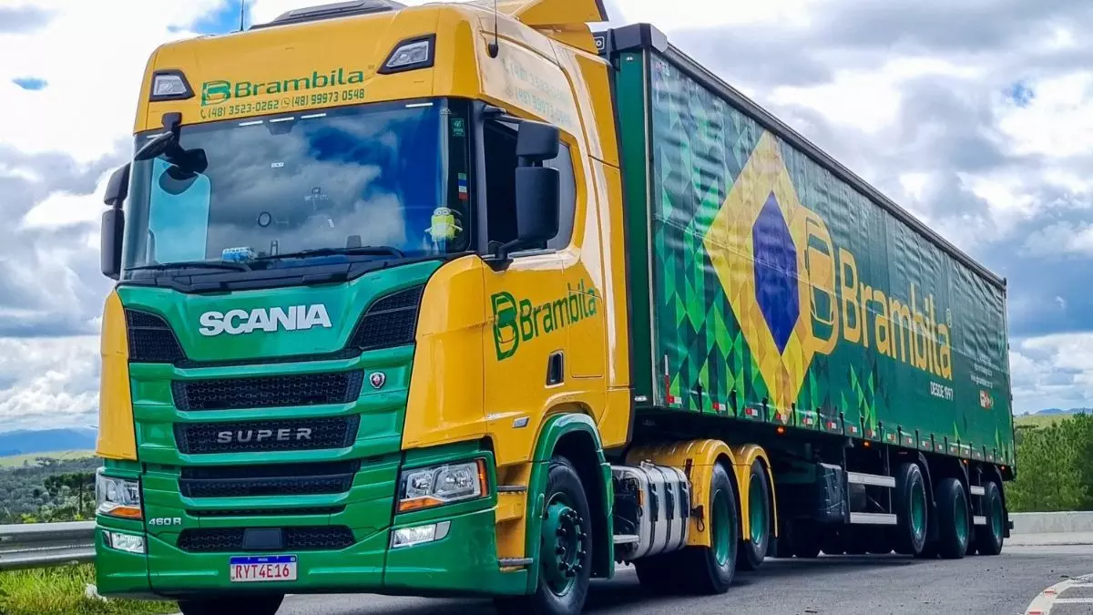 A foto mostra uma carreta da Brambila Transportes